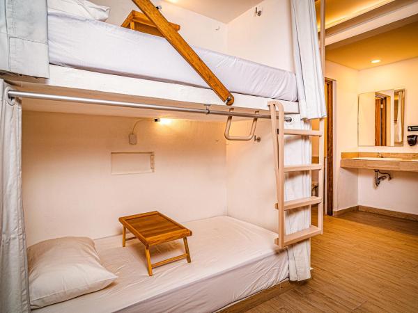 Nomads Party Hostel : photo 2 de la chambre lit simple dans dortoir mixte