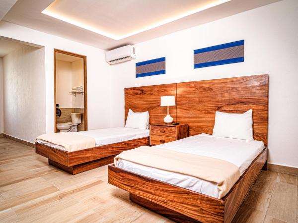 Nomads Party Hostel : photo 2 de la chambre chambre double avec lit d'appoint