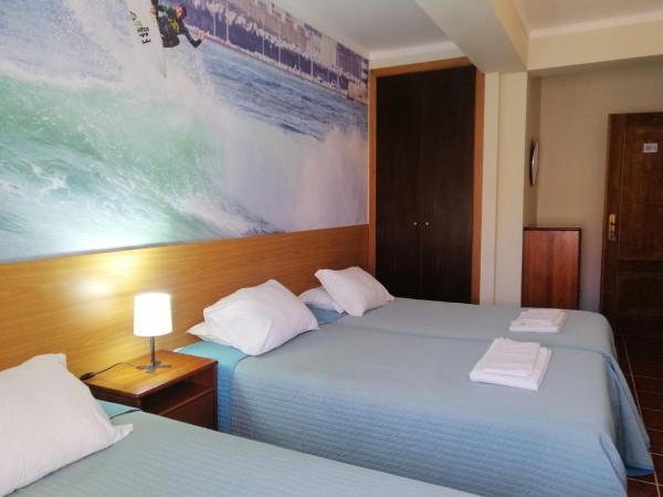 Supertubos Beach Hostel : photo 3 de la chambre chambre triple basique avec salle de bains commune