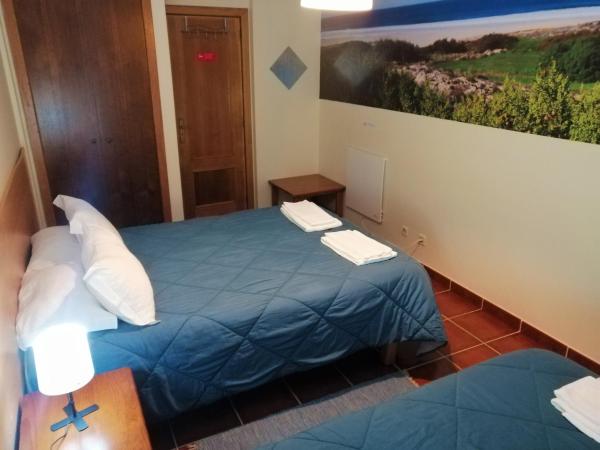 Supertubos Beach Hostel : photo 4 de la chambre chambre triple avec toilettes communes