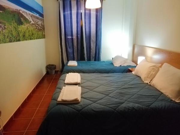 Supertubos Beach Hostel : photo 6 de la chambre chambre triple avec toilettes communes
