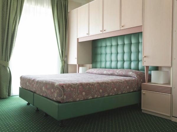 Hotel Cambridge : photo 3 de la chambre chambre double avec balcon - vue partielle sur mer