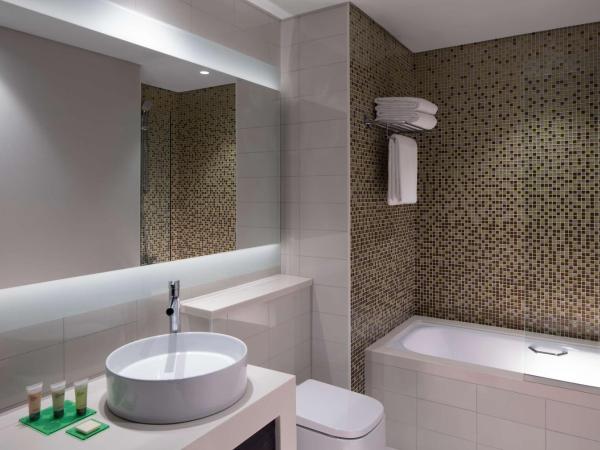 Hyatt Place Dubai Jumeirah : photo 1 de la chambre chambre lits jumeaux avec canapé-lit