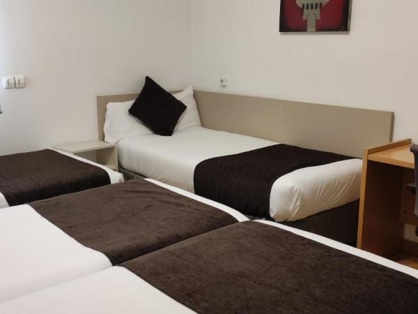 Hotel Travessera : photo 4 de la chambre petite chambre quadruple standard