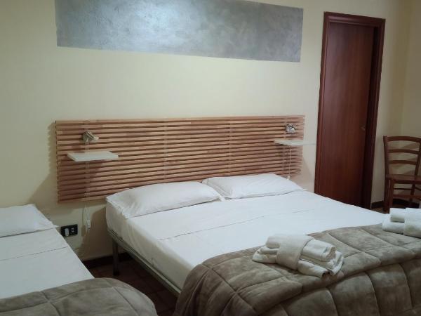 Hotel Eliseo Napoli : photo 1 de la chambre chambre triple