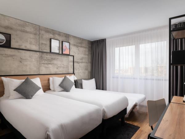 ibis London Earls Court : photo 7 de la chambre chambre triple supérieure avec 2 lits simples et 1 canapé