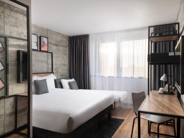 ibis London Earls Court : photo 9 de la chambre chambre familiale supérieure avec 1 lit queen-size et canapé-lit