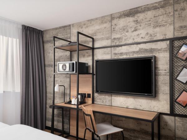 ibis London Earls Court : photo 8 de la chambre chambre familiale supérieure avec 1 lit queen-size et canapé-lit