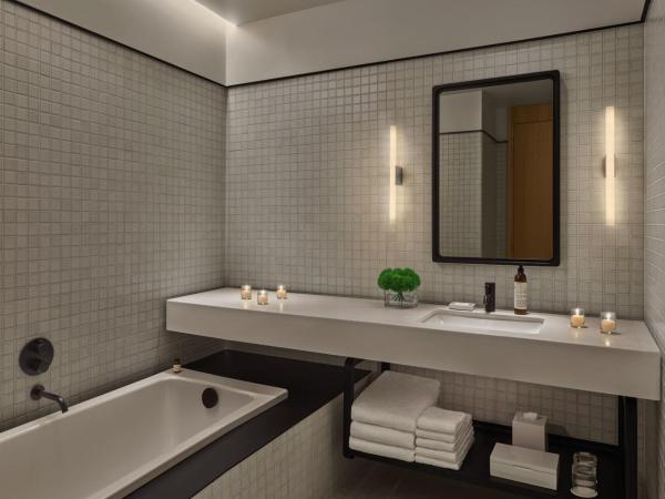 The Reykjavik EDITION : photo 4 de la chambre loft avec lit king-size - vue sur cour