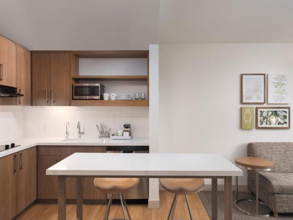 Element Denver Downtown East : photo 8 de la chambre suite 1 chambre avec 1 lit king-size et canapé-lit