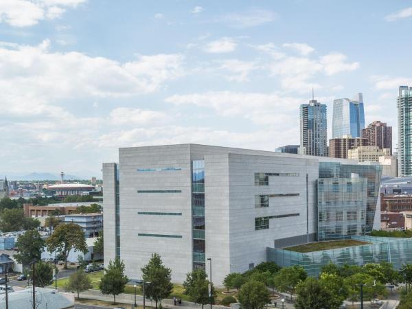 Element Denver Downtown East : photo 6 de la chambre studio avec lit king-size et canapé-lit
