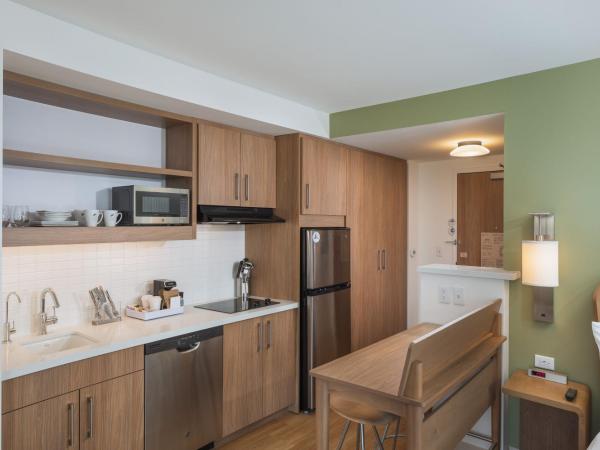 Element Denver Downtown East : photo 7 de la chambre studio avec lit king-size et canapé-lit