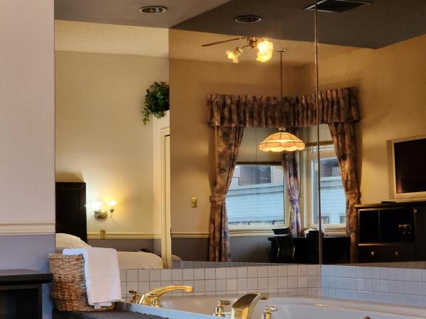 The Steveston Cafe & Hotel : photo 1 de la chambre chambre lit king-size avec baignoire spa