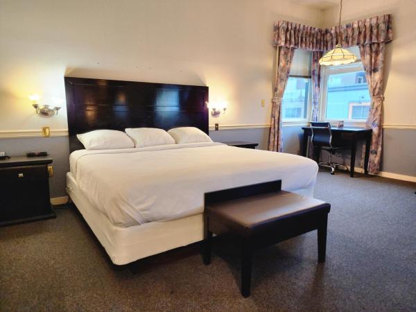 The Steveston Cafe & Hotel : photo 5 de la chambre chambre lit king-size avec baignoire spa