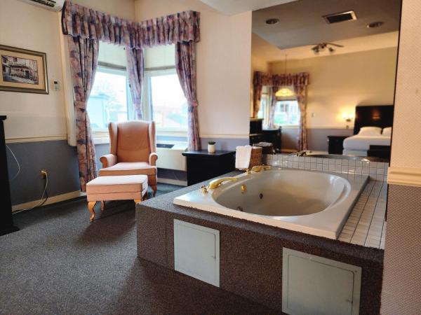 The Steveston Cafe & Hotel : photo 4 de la chambre chambre lit king-size avec baignoire spa