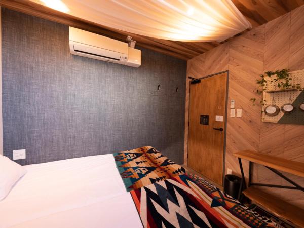 Glamping Tokyo Asakusa : photo 5 de la chambre chambre lits jumeaux avec cabinet de toilette commun