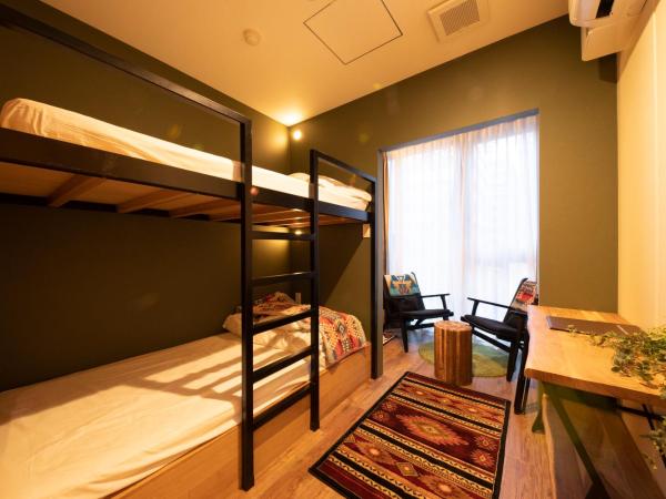 Glamping Tokyo Asakusa : photo 3 de la chambre hébergement lits jumeaux avec lits superposés et douche commune