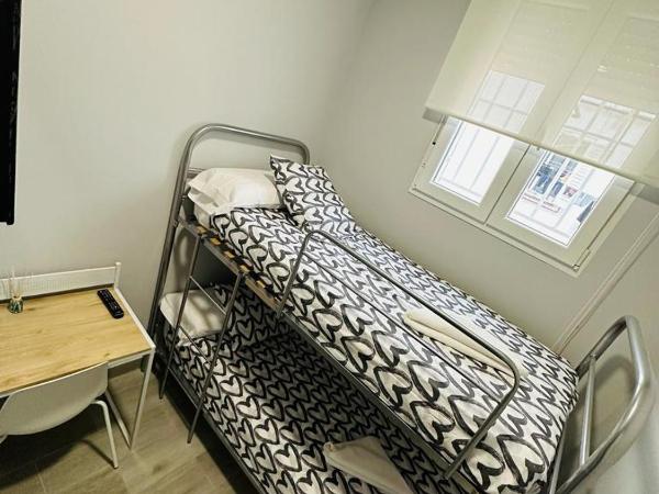 HOSPEDAJE CUATRO VIENTOS : photo 2 de la chambre chambre avec lits superposés et salle de bains commune
