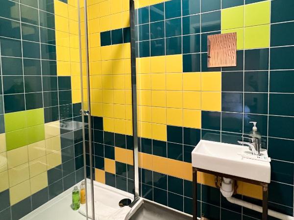 Art Hostel : photo 2 de la chambre chambre double avec salle de bains privative