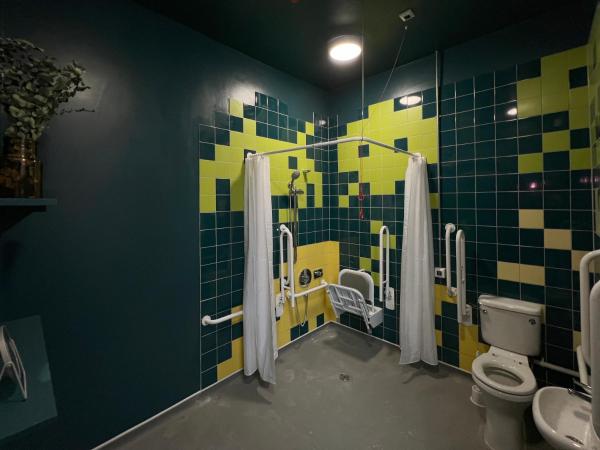 Art Hostel : photo 7 de la chambre chambre lits jumeaux pour personnes à mobilité réduite