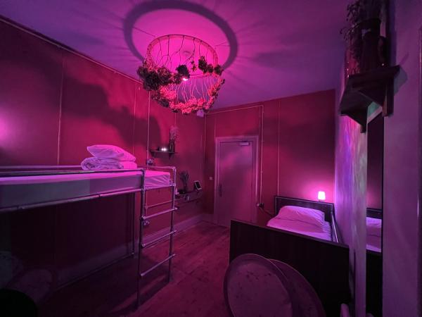 Art Hostel : photo 2 de la chambre chambre lits jumeaux pour personnes à mobilité réduite