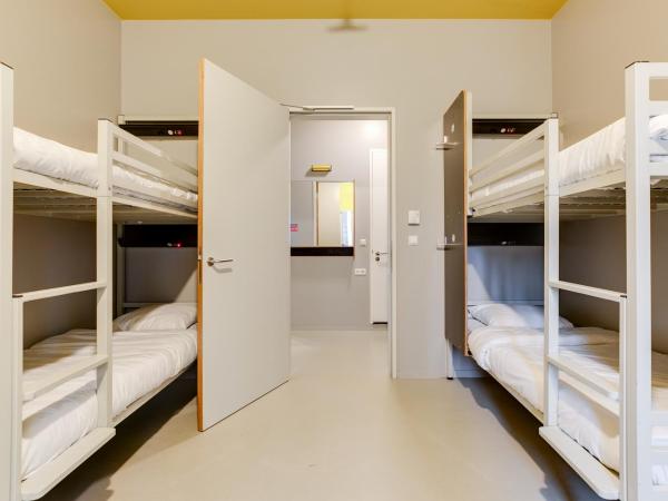 ClinkNOORD Hostel : photo 2 de la chambre lit dans dortoir de 6-4 lits avec salle de bains privative
