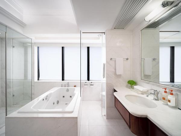 Crowne Plaza Hotel & Suites Landmark Shenzhen, an IHG Hotel - Nearby Luohu Border, Indoor heated swimming pool, Complimentary Welcome Drink : photo 1 de la chambre chambre lits jumeaux premium