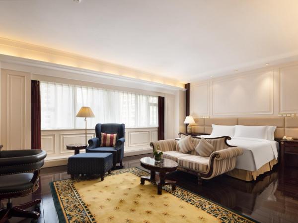 Crowne Plaza Hotel & Suites Landmark Shenzhen, an IHG Hotel - Nearby Luohu Border, Indoor heated swimming pool, Complimentary Welcome Drink : photo 4 de la chambre suite junior lit king-size - accès au salon