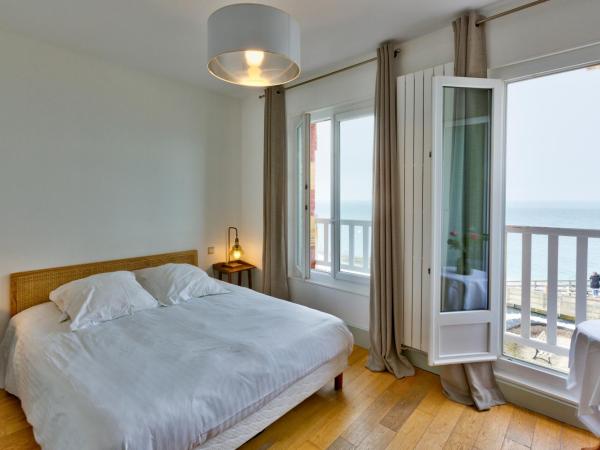 Hotel Le Rayon Vert : photo 1 de la chambre chambre double avec baignoire spa et vue sur la mer
