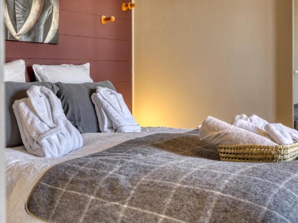 La Féline Blanche : photo 2 de la chambre chambre double ou lits jumeaux deluxe - vue sur ville