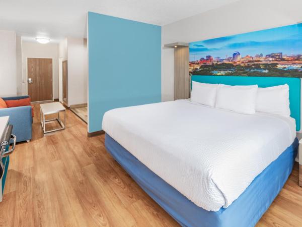 Days Inn & Suites by Wyndham San Antonio near Frost Bank Center : photo 3 de la chambre suite studio lit king-size - non-fumeurs