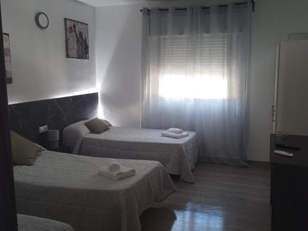 Pensión Barlovento : photo 1 de la chambre chambre triple avec salle de bains privative