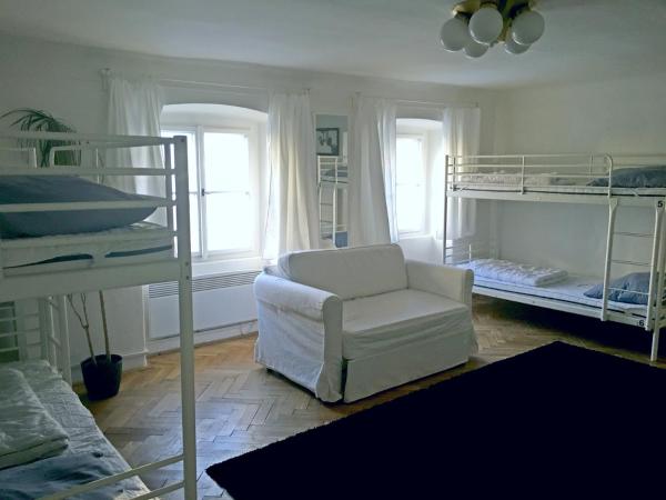Hostel HOMEr - Old Town Square : photo 2 de la chambre lit simple dans dortoir mixte de 12 lits