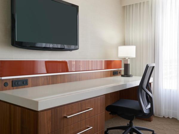 Delta Hotels by Marriott Toronto Airport & Conference Centre : photo 2 de la chambre chambre lit queen-size