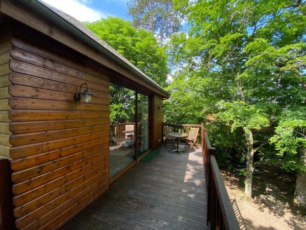 Manoir Du Parc (Adults only) : photo 9 de la chambre chalet en bois avec jacuzzi privé - bâtiment indépendant