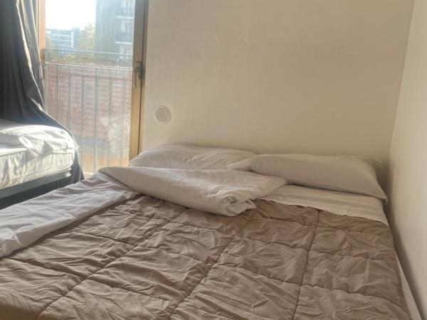 MRHostel Milano : photo 2 de la chambre chambre quadruple avec salle de bains privative