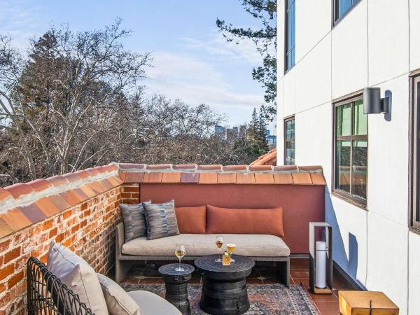 Hyatt House Sacramento-Midtown : photo 7 de la chambre sutters fort king studio suite with kitchen and balcony