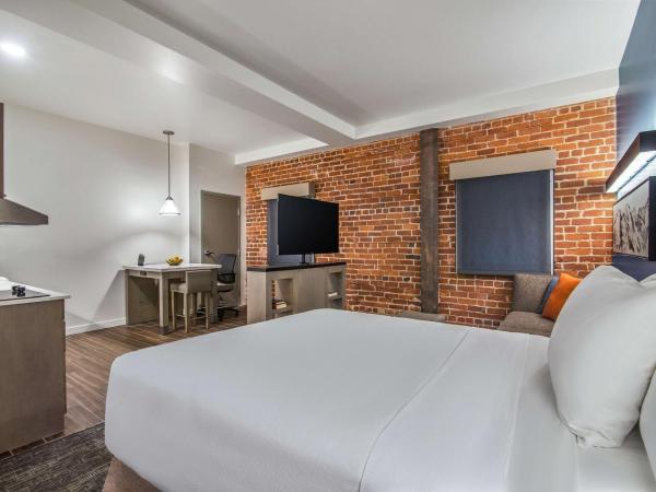 Hyatt House Sacramento-Midtown : photo 4 de la chambre studio suite with two queen beds with sofa bed, kitchen and tub - disability access