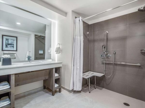 Hyatt House Sacramento-Midtown : photo 3 de la chambre suite 1 chambre lit king-size avec cuisine et douche accessible en fauteuil roulant - accessible aux personnes à mobilité réduite