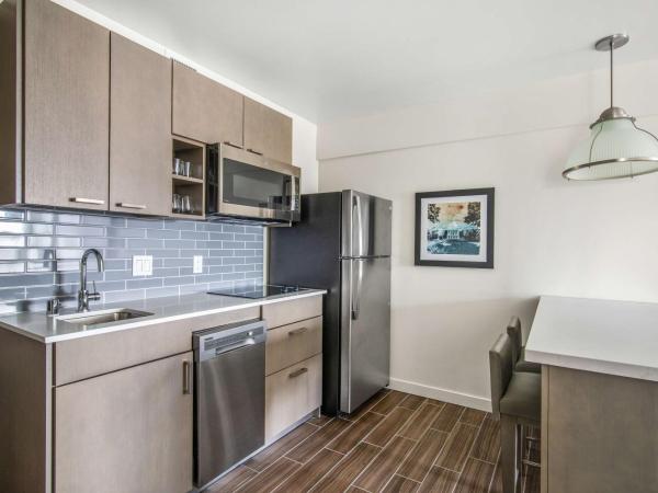 Hyatt House Sacramento-Midtown : photo 2 de la chambre suite 1 chambre lit king-size avec canapé-lit et cuisine