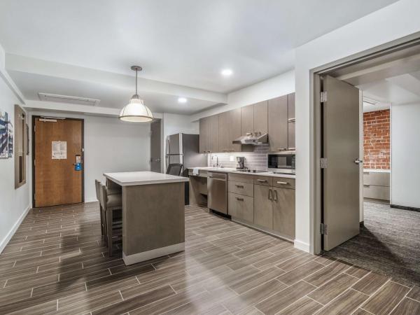 Hyatt House Sacramento-Midtown : photo 6 de la chambre suite 1 chambre lit king-size avec cuisine et douche accessible en fauteuil roulant - accessible aux personnes à mobilité réduite