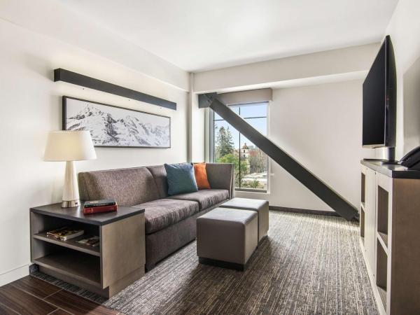 Hyatt House Sacramento-Midtown : photo 7 de la chambre one-bedroom king suite with sofa bed and kitchen - high floor