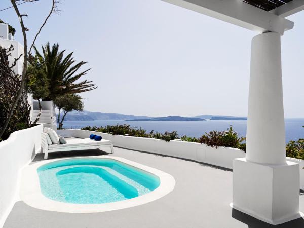 Katikies Santorini - The Leading Hotels Of The World : photo 1 de la chambre suite lune de miel avec bassin profond 

