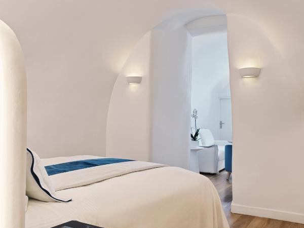 Katikies Santorini - The Leading Hotels Of The World : photo 2 de la chambre suite senior avec bain à remous