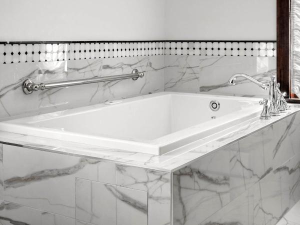 Abigail's Hotel : photo 3 de la chambre chambre lit king-size avec baignoire spa