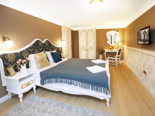 Villabaroque_Eger : photo 5 de la chambre chambre double deluxe avec baignoire