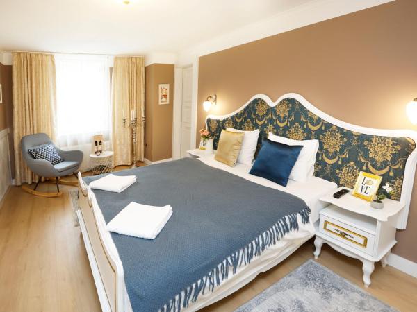 Villabaroque_Eger : photo 3 de la chambre chambre double deluxe avec baignoire