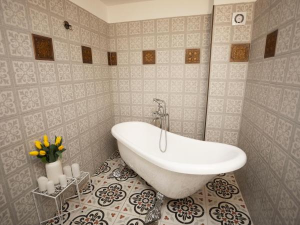 Villabaroque_Eger : photo 6 de la chambre chambre double deluxe avec baignoire