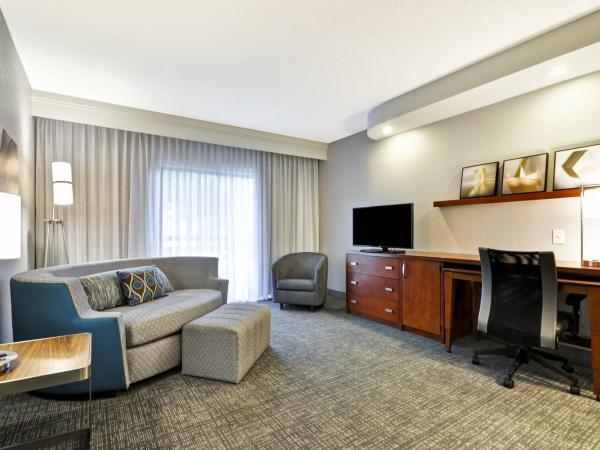 Courtyard Dallas Medical Market Center : photo 1 de la chambre newly renovated one-bedroom king suite with sofa bed