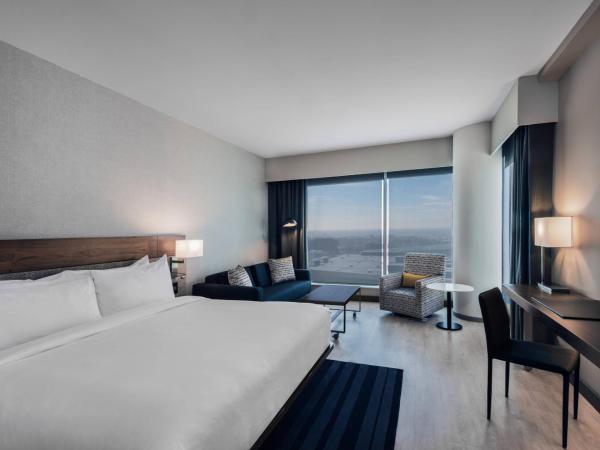 AC Hotel by Marriott Denver Downtown : photo 2 de la chambre premium king room with sofa bed and view